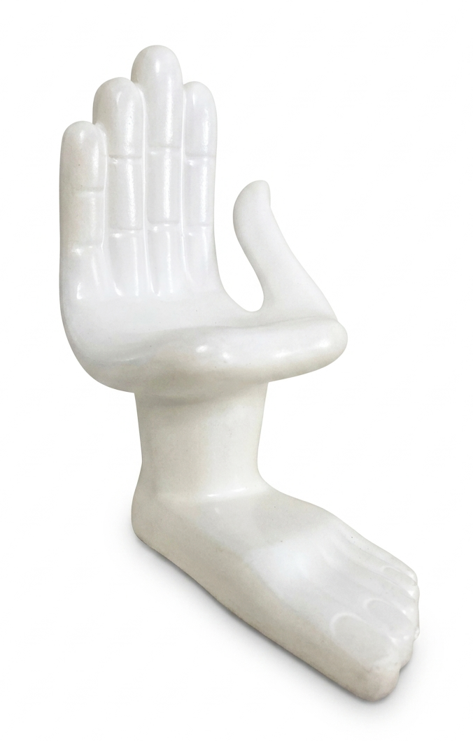 Mano-pie blanca por Pedro Friedeberg